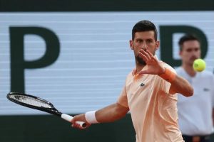 Djokovic responde à hostilidade da bancada e avança em Roland Garros