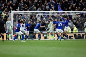 Everton draws with Manchester City and puts Arsenal in the lead.