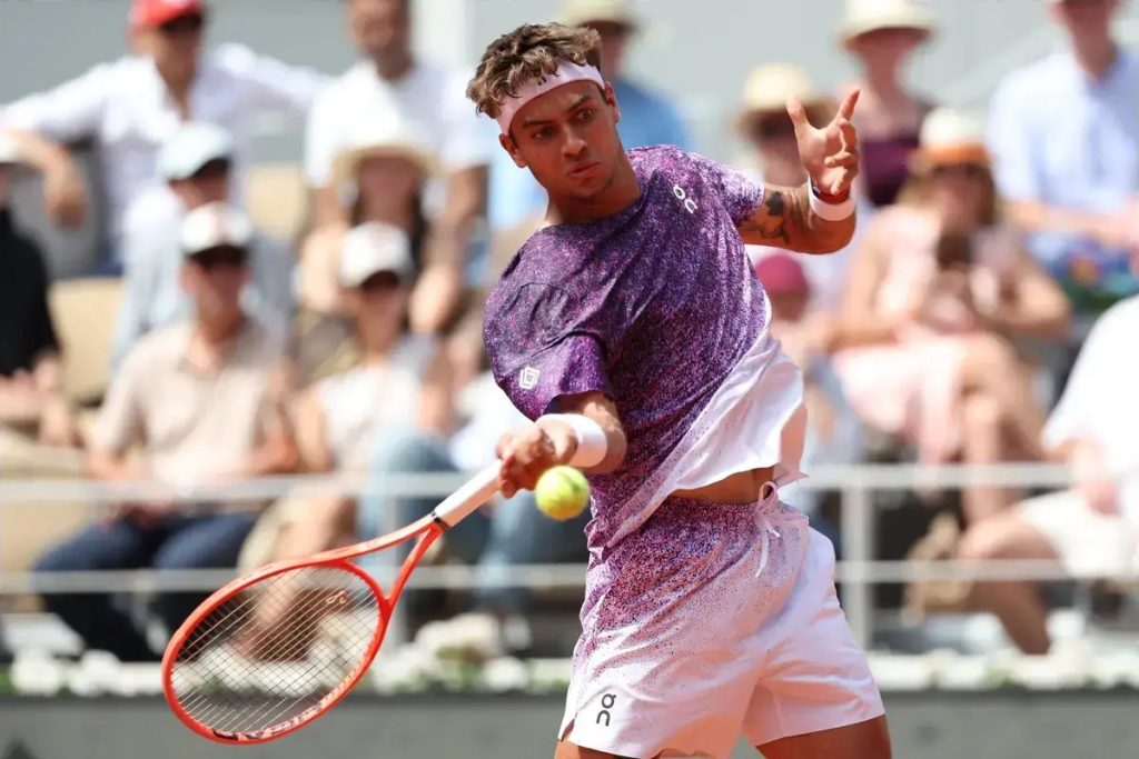 Flavio Cobolli dominates Tien and advances to the round of 16 at Roland Garros.