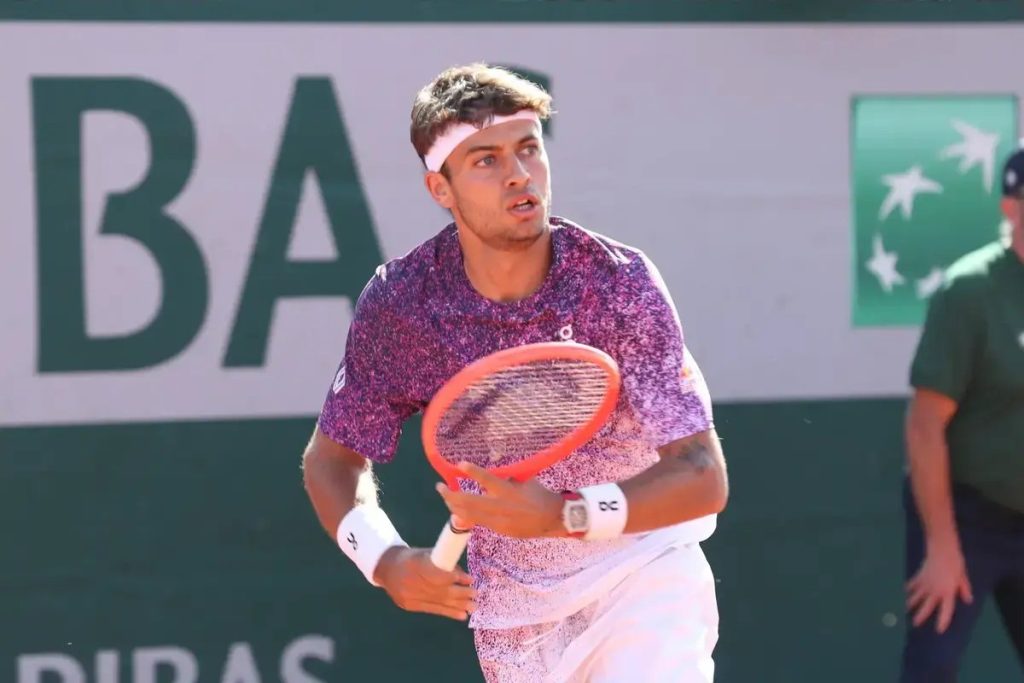 Flavio Cobolli shines in the derby and advances in Roland Garros.
