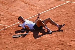Jakub Mensik overcomes adversity and defeats Alex de Minaur.