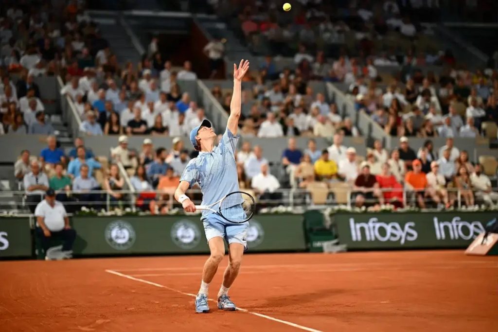 Jannik Sinner dominates at Roland Garros with a convincing victory.