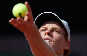 Jannik Sinner com sorte antes do primeiro jogo em Roland Garros