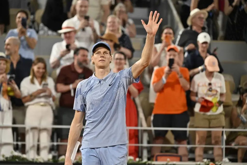 Jannik Sinner enters to win at Roland Garros and challenges his opponents.