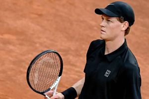Jannik Sinner supera desafios e encanta em casa no Open de Itália