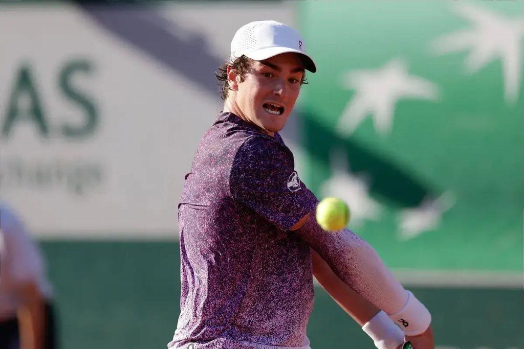 João Fonseca analisa Sinner e Djokovic antes do duelo em Roland Garros