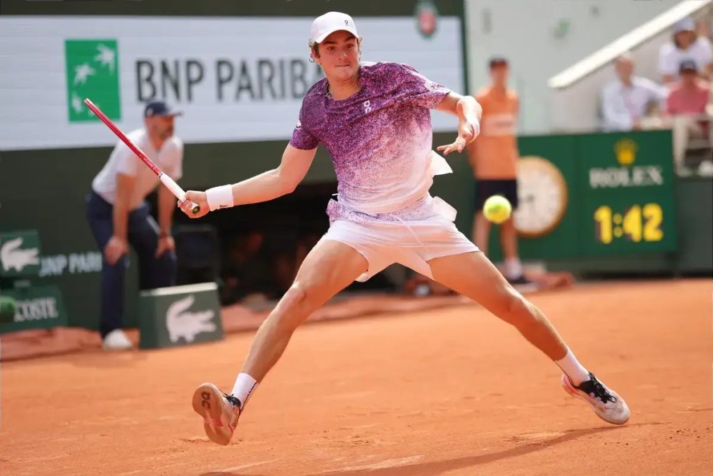 João Fonseca surprises and defeats Djokovic at Roland Garros.