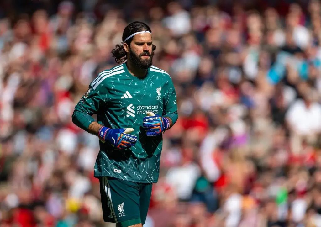 Juventus espera que saída de Arne Slot reabra caminho para Alisson Becker