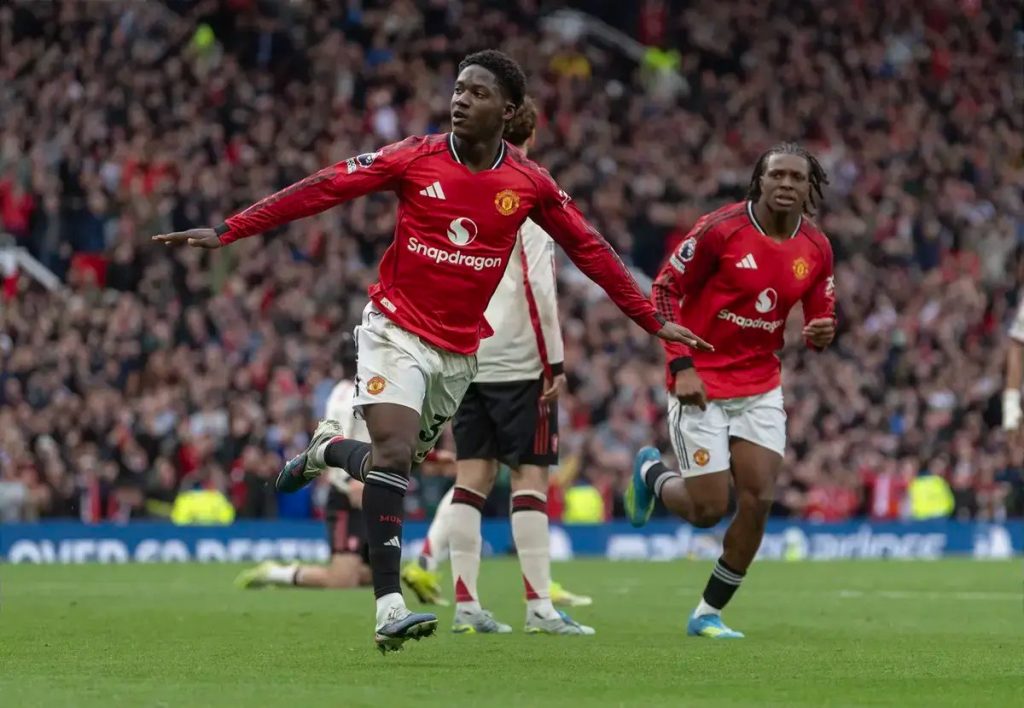 Kobbie Mainoo brilha sob a orientação de Carrick no Manchester United
