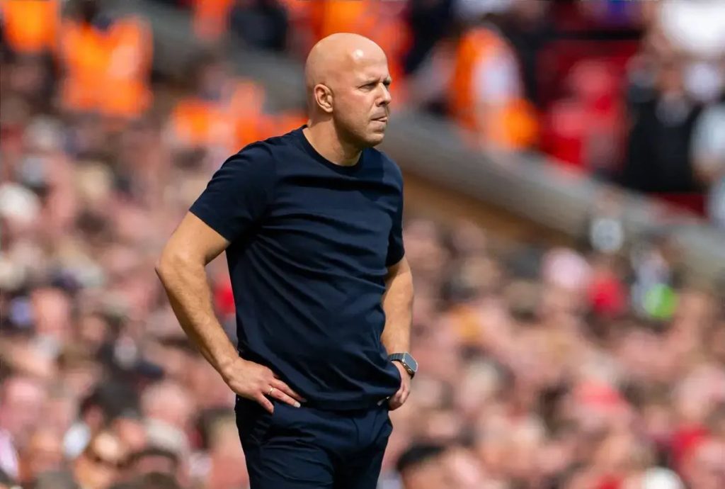 Liverpool acusado de abandonar tradição ao despedir Arne Slot