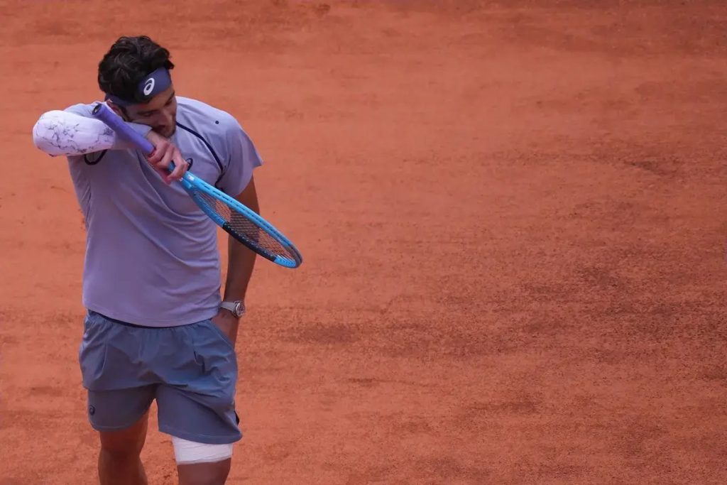 Lorenzo Musetti apologizes after disappointment in the Italian tournament.