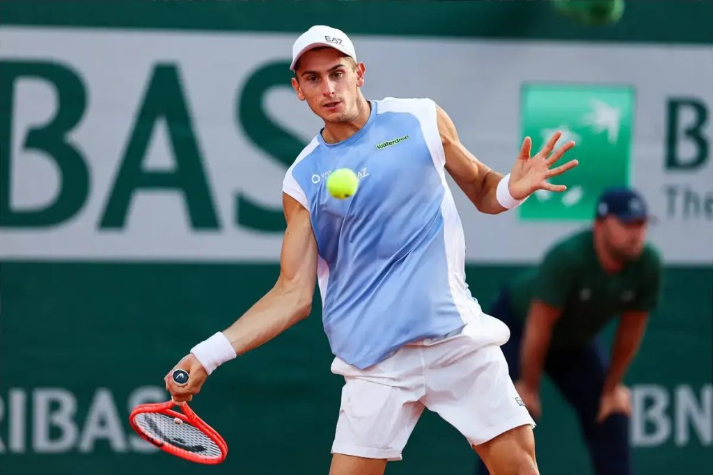 Matteo Arnaldi defeats Tsitsipas and advances in the French Open.