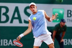 Matteo Arnaldi defeats Tsitsipas and advances in the French Open.