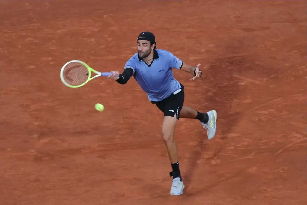 Matteo Berrettini advances at Roland Garros after defeating Rinderknech.