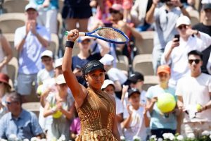 Naomi Osaka advances to the round of 16 at Roland Garros.