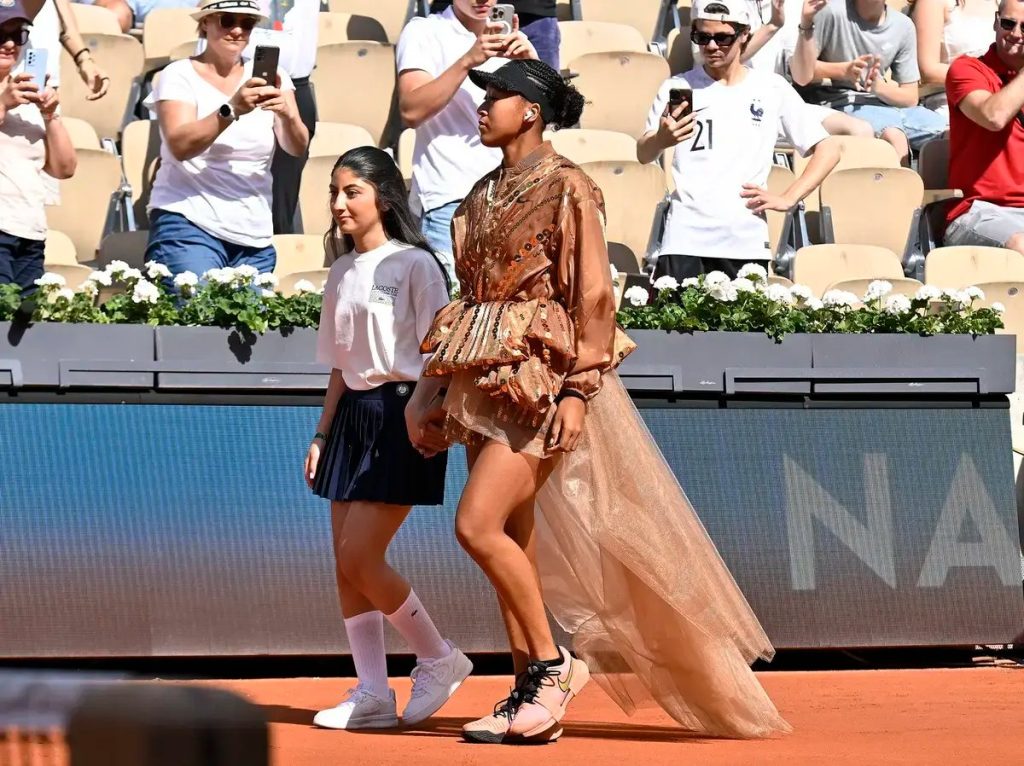 Naomi Osaka reveals the secrets of her outfits for the French Open.