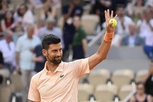 Novak Djokovic luta contra lesão antes do French Open