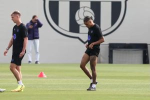 Raphinha denies rumors and reaffirms commitment to Barcelona.