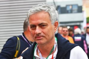 “Benfica faces uncertainties with Mourinho and an open future.”