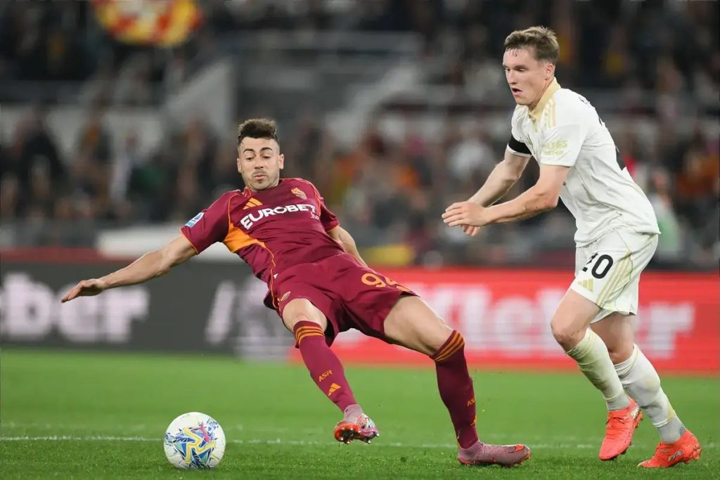 “Roma pressures Juventus in the battle for the top 4 of Serie A.”