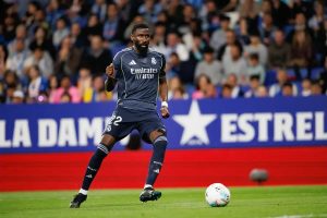 Rüdiger in trouble: Assault on Álvaro Carreras during Real Madrid training.