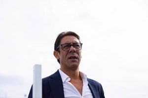 Rui Costa defends Mourinho and dismisses rumors of leaving Benfica.