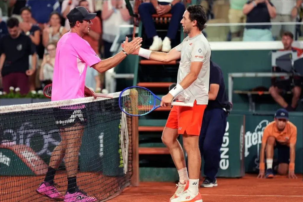 “Ruud survives the chaos and remains in the fight in Paris.”