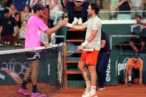 “Ruud survives the chaos and remains in the fight in Paris.”