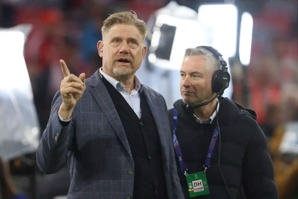 Schmeichel criticizes the refereeing and argues that Arsenal should not be in the lead.