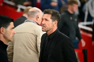 “Simeone booed after stepping on Arsenal’s emblem.”
