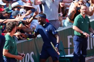 Tiafoe offers tickets to a fan who stole his racket.
