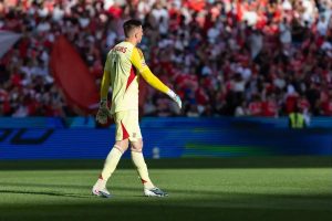 “Trubin tells Benfica fans to be quiet after draw in Famalicão.”