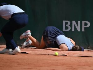 Zeynep Sonmez forced to leave the game after a dramatic fall (VIDEO)