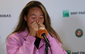 Zheng Qinwen em lágrimas após desaire chocante no Open da França