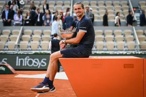 “Zverev wins Roland Garros, but the final records historically low viewership.”