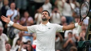 Djokovic defeats Wu Yibing and advances to the second round at Wimbledon.