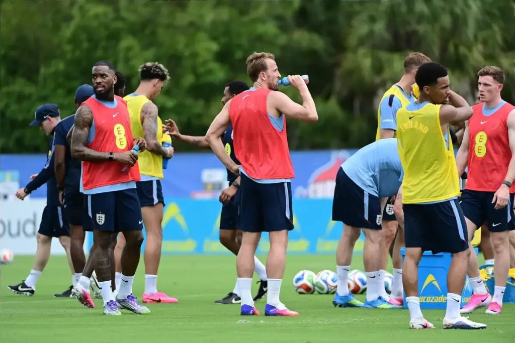 “Tornado alert forces the English team to take refuge in the hotel in the USA.”