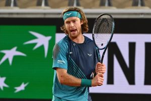 Andrey Rublev experiences drama at the French Open with defeat and confusion.