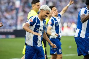 Arsenal joins the race for William Gomes from Porto.