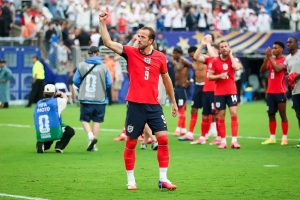Barcelona is negotiating the signing of Harry Kane to replace Lewandowski.
