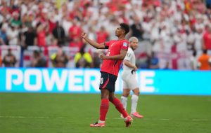 “Bellingham shines and secures group leadership for England against Panama.”