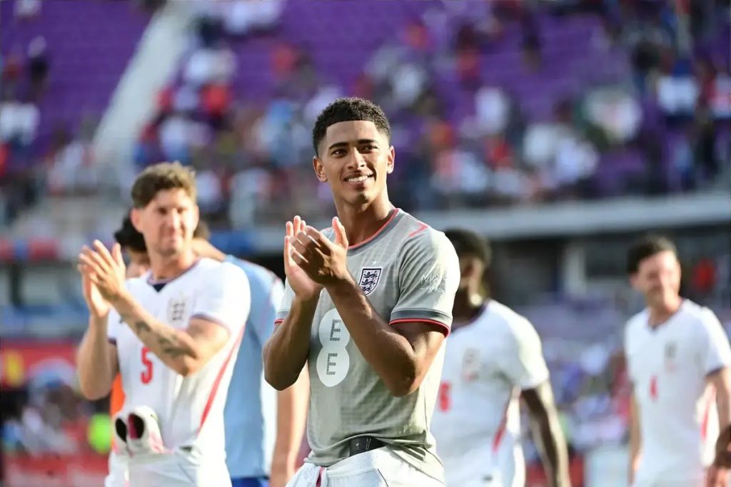 Bellingham destaca-se a 10 no estágio de Inglaterra antes do Mundial