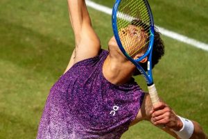 Ben Shelton wins his first title on grass by defeating Taylor Fritz in Stuttgart.