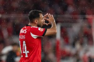 Benfica evaluates departures of Tomás Araújo and Pavlidis for 50 million.
