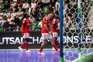 Benfica wins the futsal championship for the second consecutive time with an epic victory over Sporting.