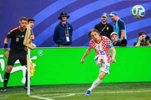 Bernardo Silva reveals admiration for Modrić in international football.