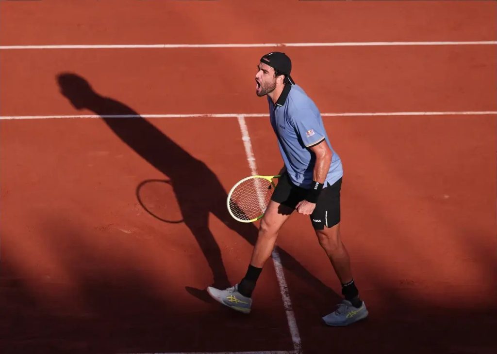 “Berrettini and Analdi in a decisive match in the quarter-finals of Roland Garros.”