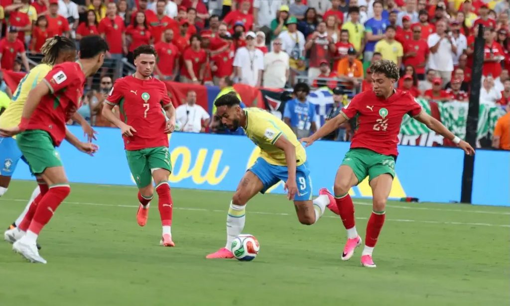 Brazil draws with Morocco, and the press speaks of a gray debut in the World Cup.
