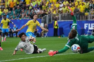 Brazil overcomes disadvantage against Japan and secures a spot in the World Cup round of 16.