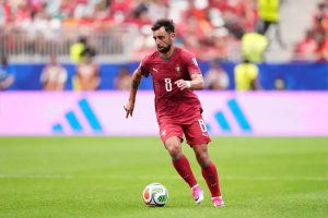 Bruno Fernandes decides to stay at Man United despite Saudi interest.